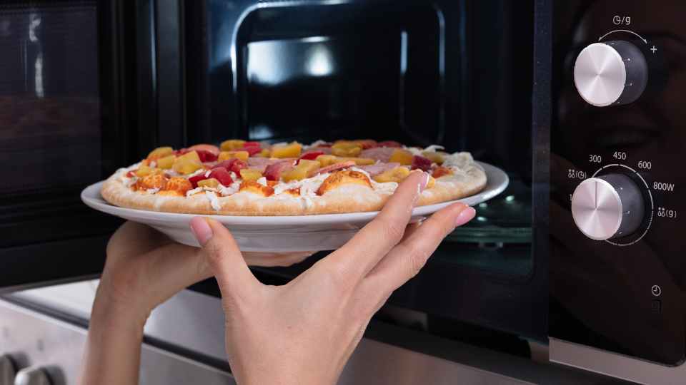 making crisp pizzas with a microwave